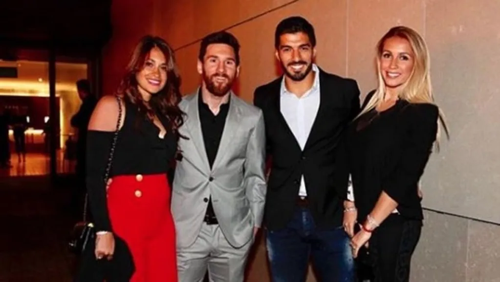 Antonela Rocuzzo, Lionel Messi, Luis Suárez y Sofía Balbi. Los amigos están de vacaciones en Ibiza. 