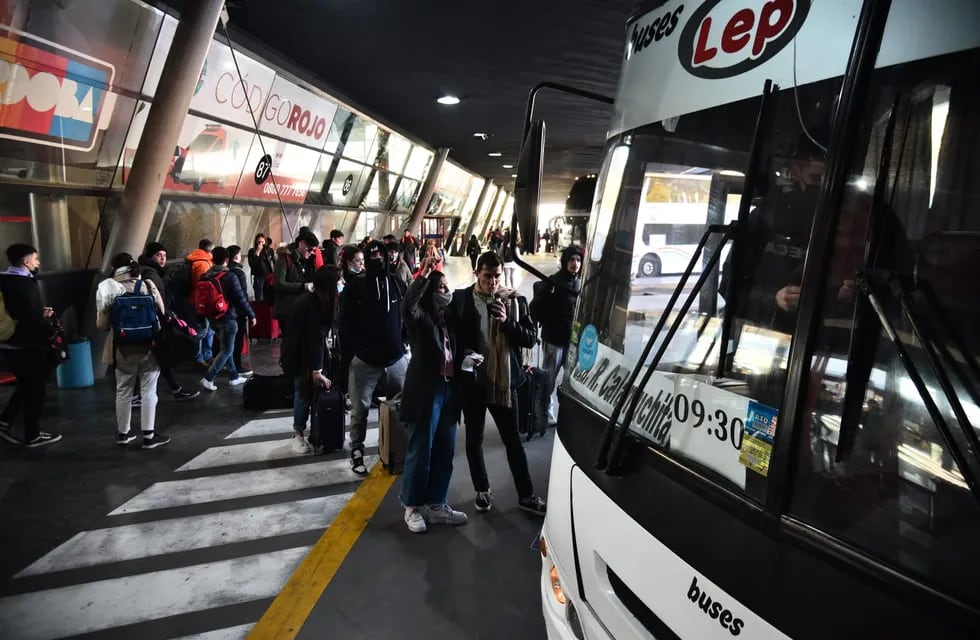 Intenso movimiento en la terminal de ómnibus de Córdoba. (Pedro Castillo)