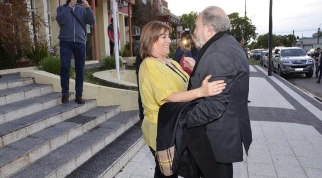 Adriana García, intendenta reelecta en Winifreda, junto al gobernador Verna (Noticias Pampeanas)
