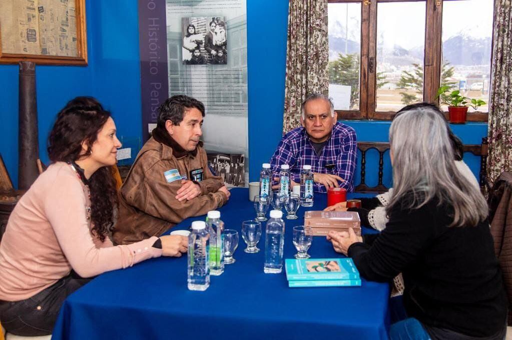 Clara Vernet y Silvina Gutiérrez en el Espacio “Pensar Malvinas” junto a funcionarios municipales y el presidente del Centro de Excombatientes de Malvinas en Ushuaia.