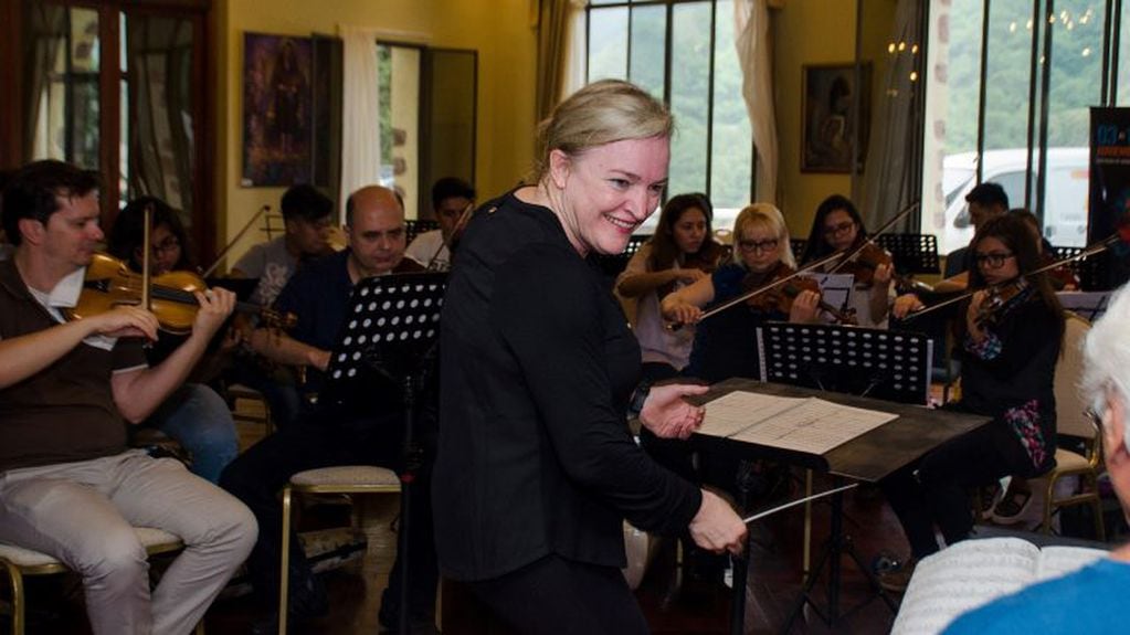 Ligia Amadio dirigiendo un ensayo de la orquesta del Festival Internacional Sustentable “Jujuy Corazón Andino”.