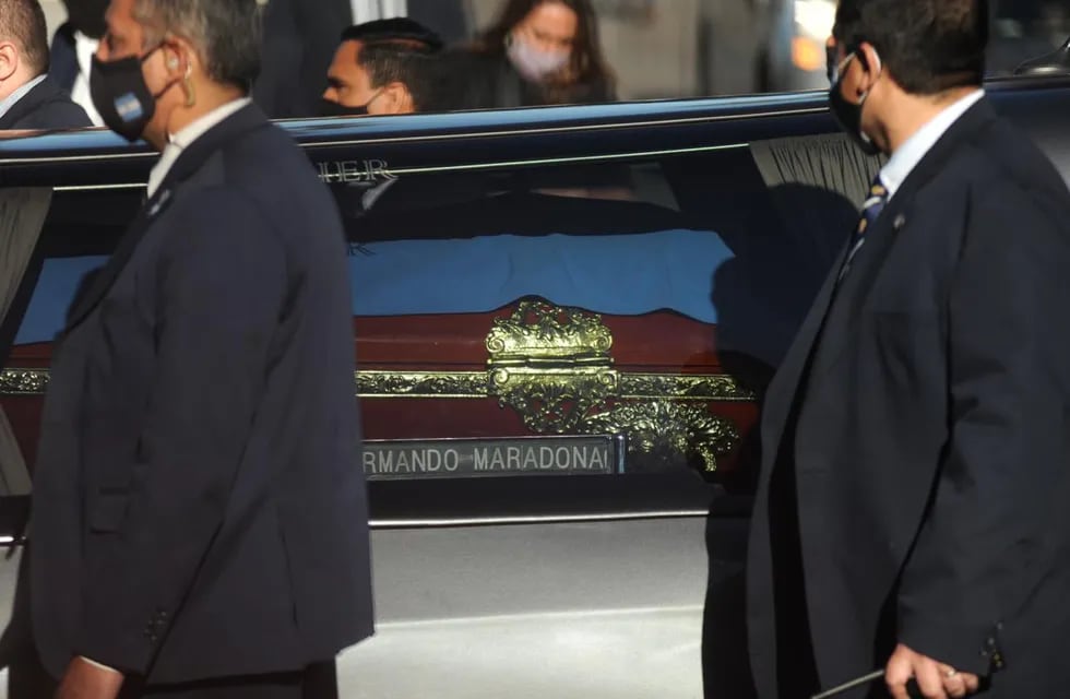 Trasladan los restos de Diego Maradona al cementerio de Bella Vista. (Federico Claro)