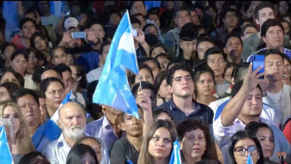La concurrencia a la marcha #Jujuy No Se Toca escuchando los testimonios en contra de la dirigente Milagro Sala.