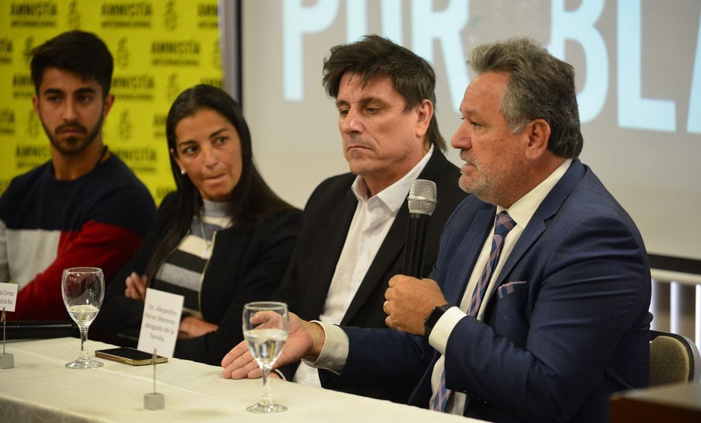 El abogado Alejandro Pérez Moreno y la familia de Valentino Blas Correas