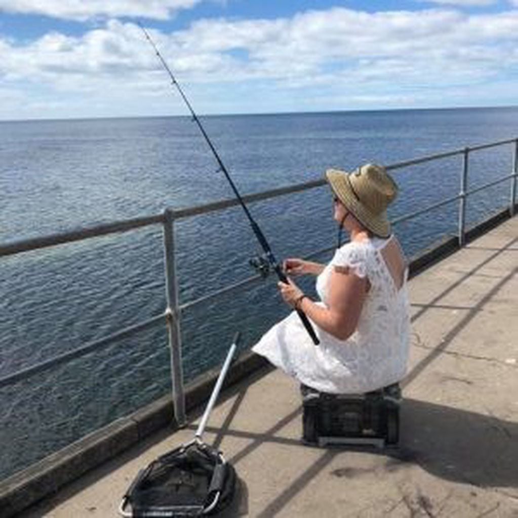 Una mujer se hizo viral al utilizar su vestido de casamiento hasta para ir a pescar