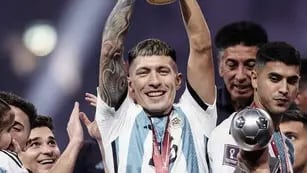 Lisandro Martínez, el Nº 25 de la Selección levantó la Copa del Mundo
