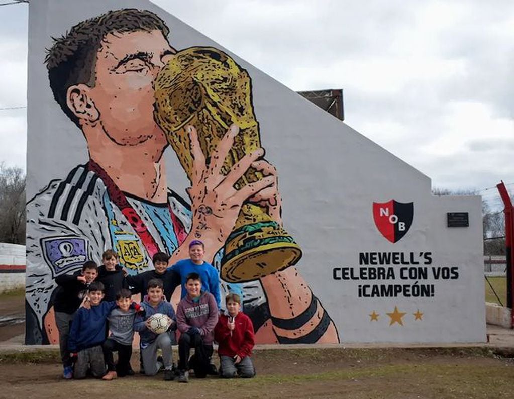 Los más chicos disfrutan del mural en honor a Dybala.