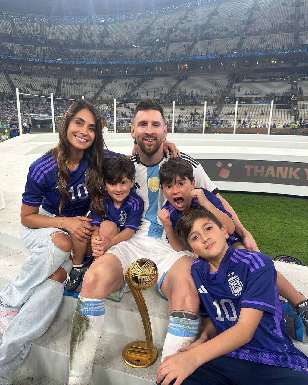 La felicidad hecha foto: Lionel Messi junto a Antonela Roccuzzo y sus hijos tras consagrarse Campeón.