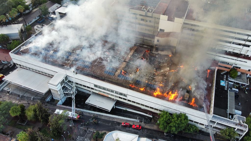 Un incendio de grandes dimensiones es combatido por varias dotaciones de bomberos en el hospital San Borja Arriarán en Santiago de Chile.