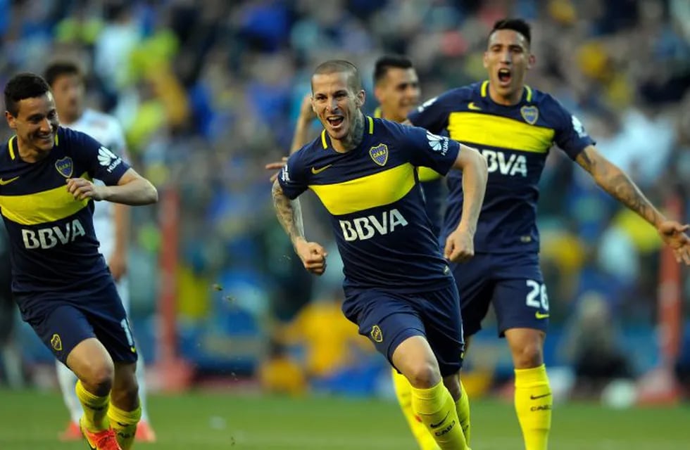 Boca vs Quilmes festejo golrnBoca Juniors' forward Dario Benedetto (C) celebrates with teammates after scoring the team's second goal against Quilmes during their Argentina First Division football match, at La Bomboneral stadium, in Buenos Aires, on September 25, 2016. / AFP PHOTO / ALEJANDRO PAGNI cancha boca juniors dario benedetto futbol torneo primera division 2016 futbol futbolistas boca juniors quilmes