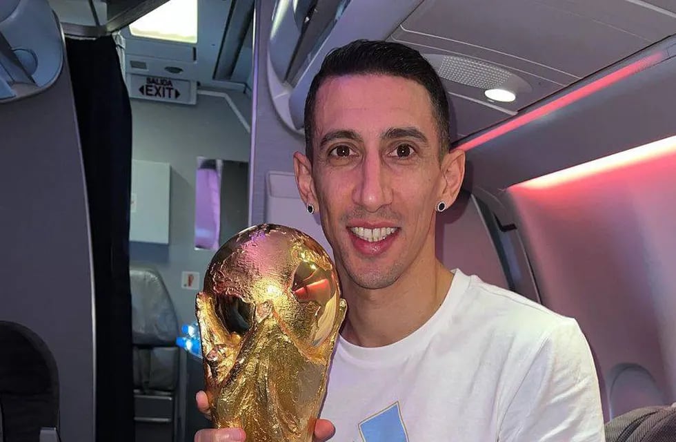 El futbolista de 34 años levantó el trofeo en tierras árabes.