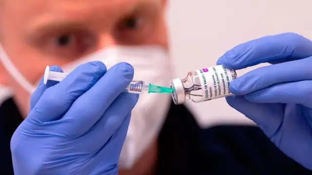 Preventiva. La suspensión de la vacuna es hasta que se realicen más pruebas. (AP)