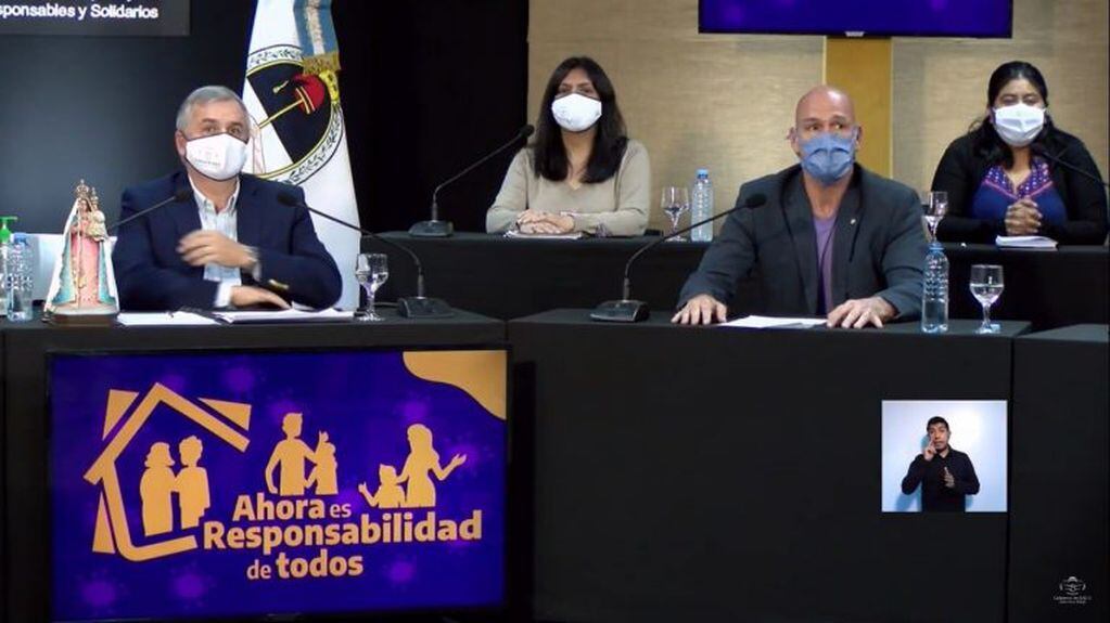 El gobernador Morales, los ministros Meyer y Sarapura y la subdirectora de Epidemiología de Jujuy, Fabiana vaca, durante el infome N° 13 del COE.