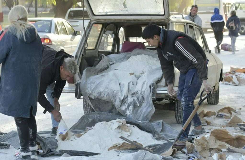 Volcó un camión con 800 bolsas de harina en el Parque y la gente se llevó todo (Orlando Pelichotti / Los Andes)