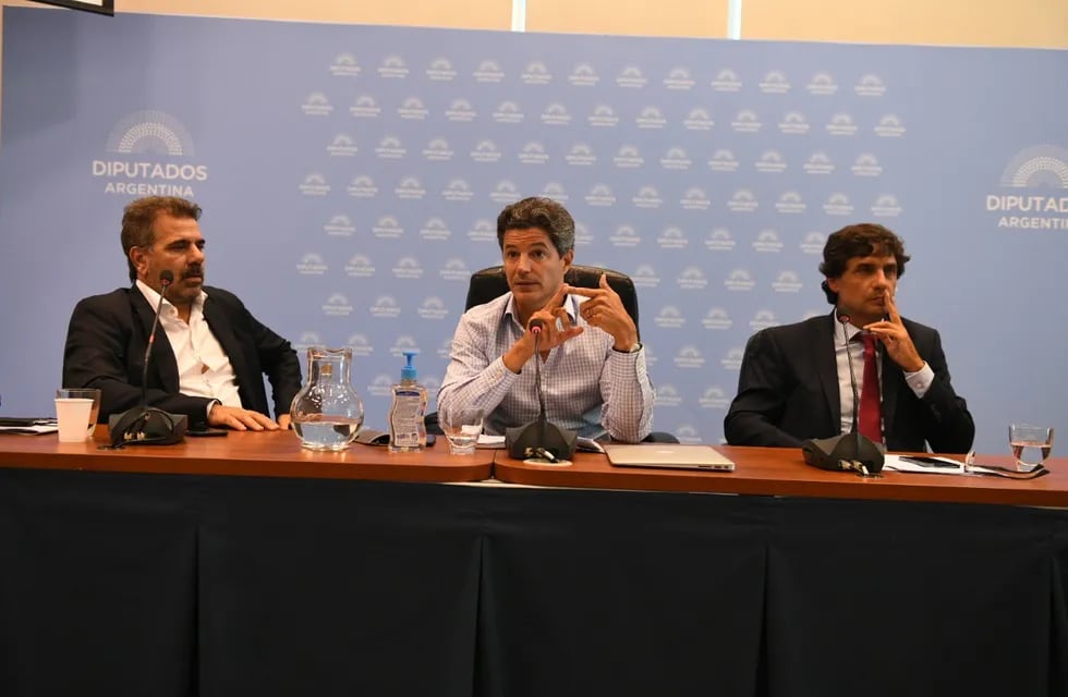 El diputado Luciano Laspina (centro) y el exministro Hernán Lacunza (derecha) criticaron el anuncio de Sergio Massa. Foto: Archivo.