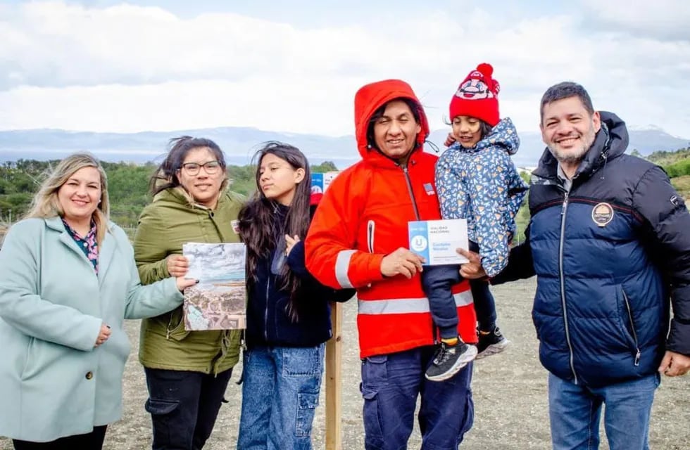 Ushuaia: entregaron decretos de preadjudicación de terrenos a trabajadores viales