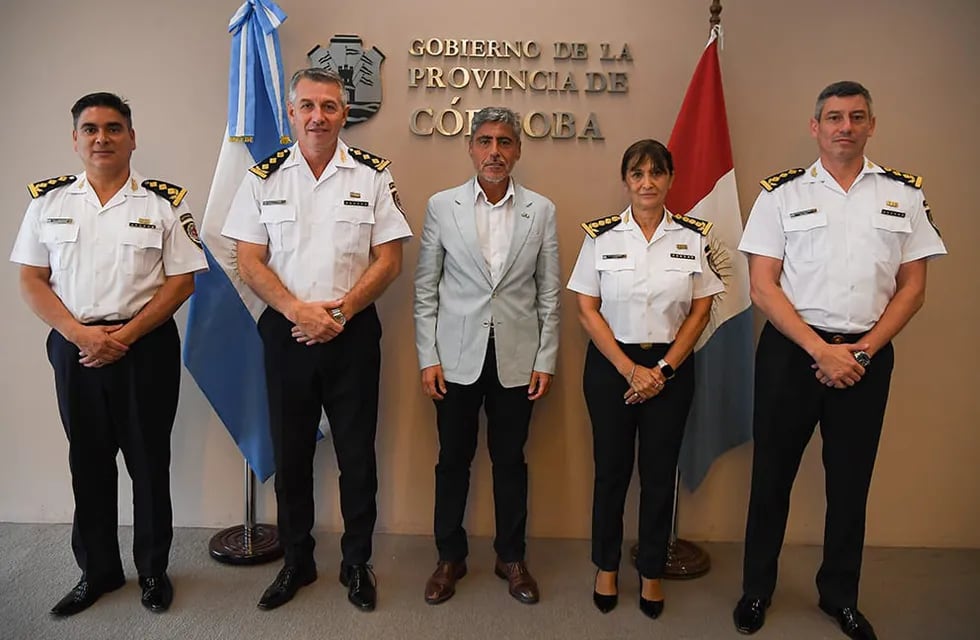 La nueva cúpula de la Policía, junto con eL ministro de Seguridad, Juan Pablo Quinteros. A la izquierda, los dos entrantes, a la derecha, los salientes. (Prensa Gobierno)