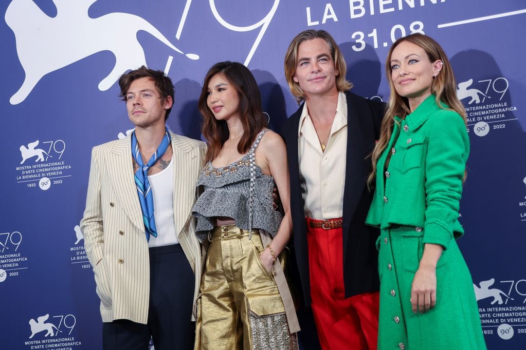 Harry Styles, Gemma Chan, Chris Pine y  Olivia Wilde posan en la alfombra roja de la 79ª edición del Festival de Cine de Venecia. (AP)