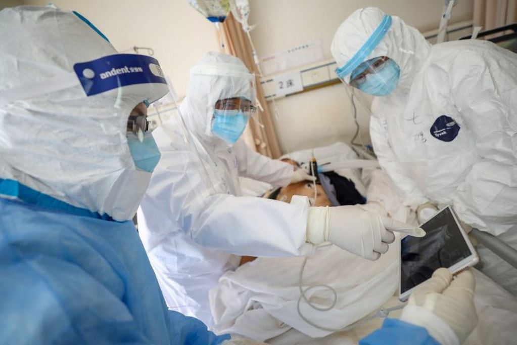 Médicos atienden a un paciente en Wuhan (Foto: China Daily via REUTERS)