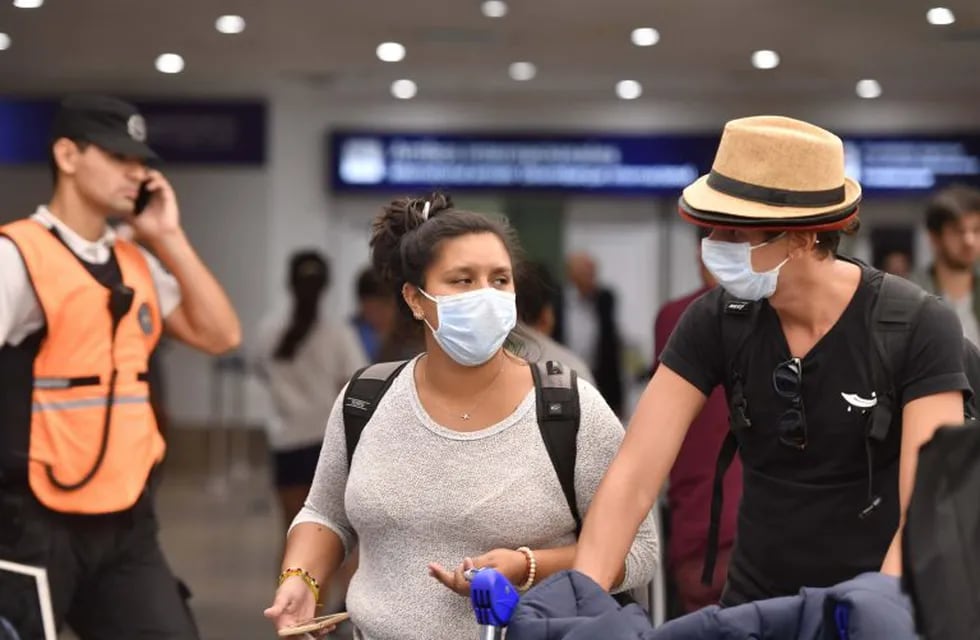 Viajeros en el aeropuerto de Ezeiza. (DPA)