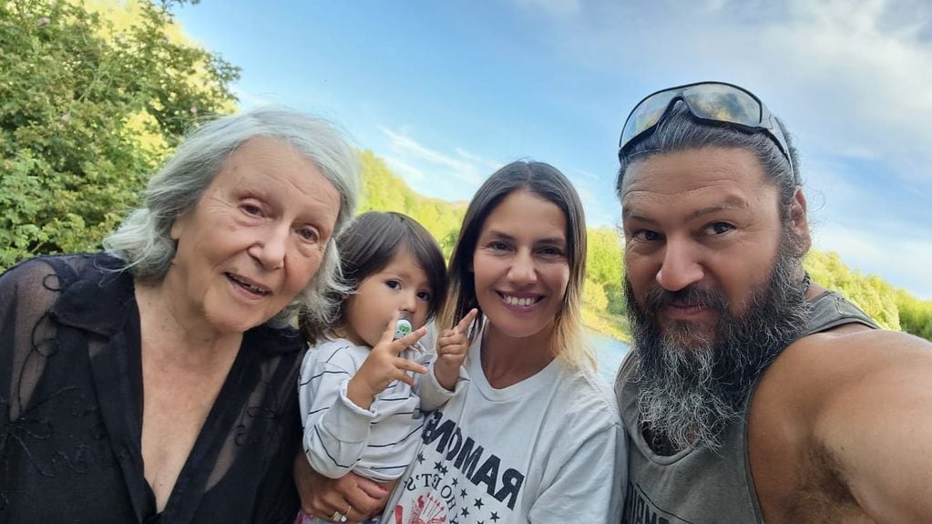 Martín y Teté, los ideólogos de la aventura junto a la abuela Miryam y Rona, la más pequeña de la familia.