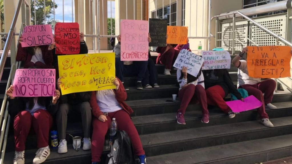 Estudiantes reclamaron justicia en la puerta del Colegio Luján por el presunto abuso que sufrió una estudiante.