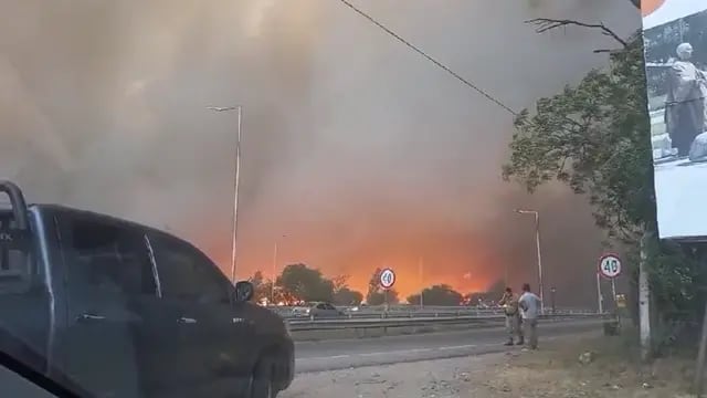 Video: un vehículo atravesó una nube de humo por el incendio en la autopista Córdoba-Carlos Paz.