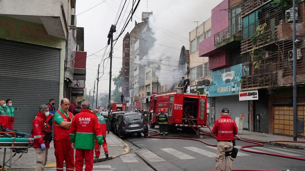 Cinco dotaciones de Bomberos de la Ciudad lograron controlar el incendio de una galería en el barrio porteño de Floresta.