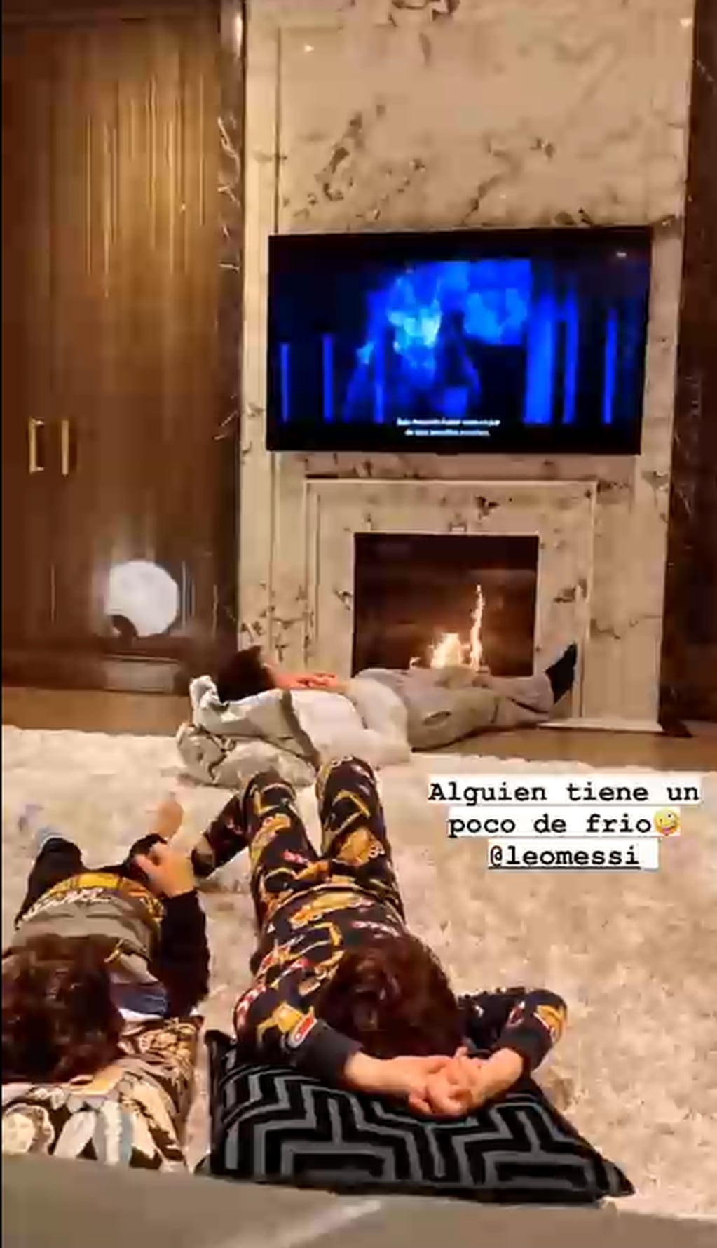 Lionel Messi junto a sus hijos viendo Harry Potter.