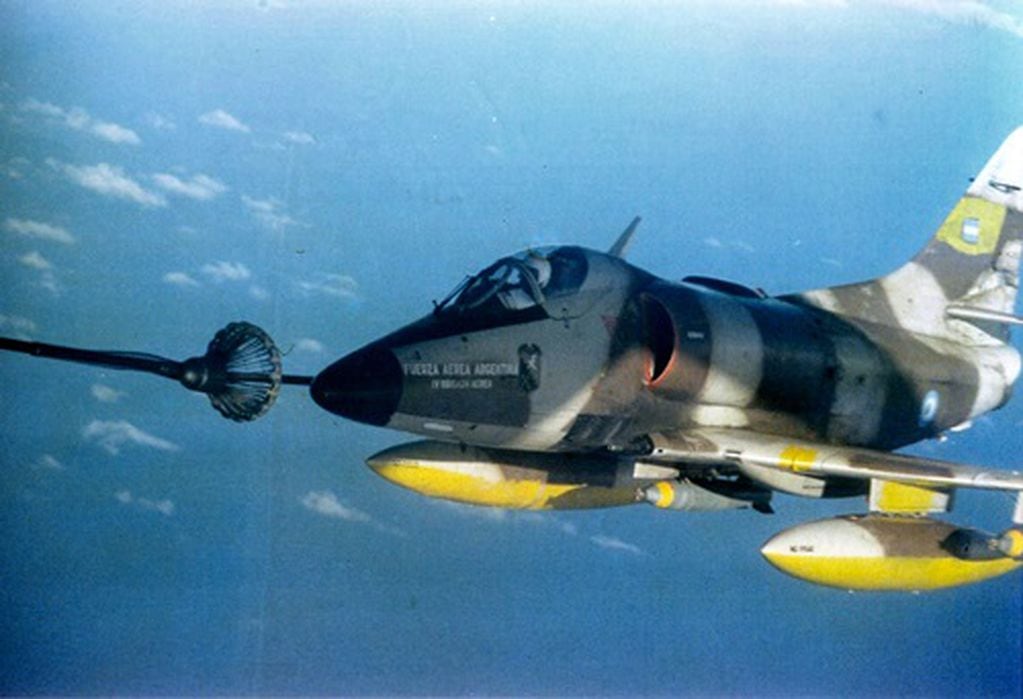 El Douglas A-4C Skyhawk del teniente Ricardo "Tom" Lucero, durante un reabastecimiento en plena misión de combate en la guerra de las Malvinas.