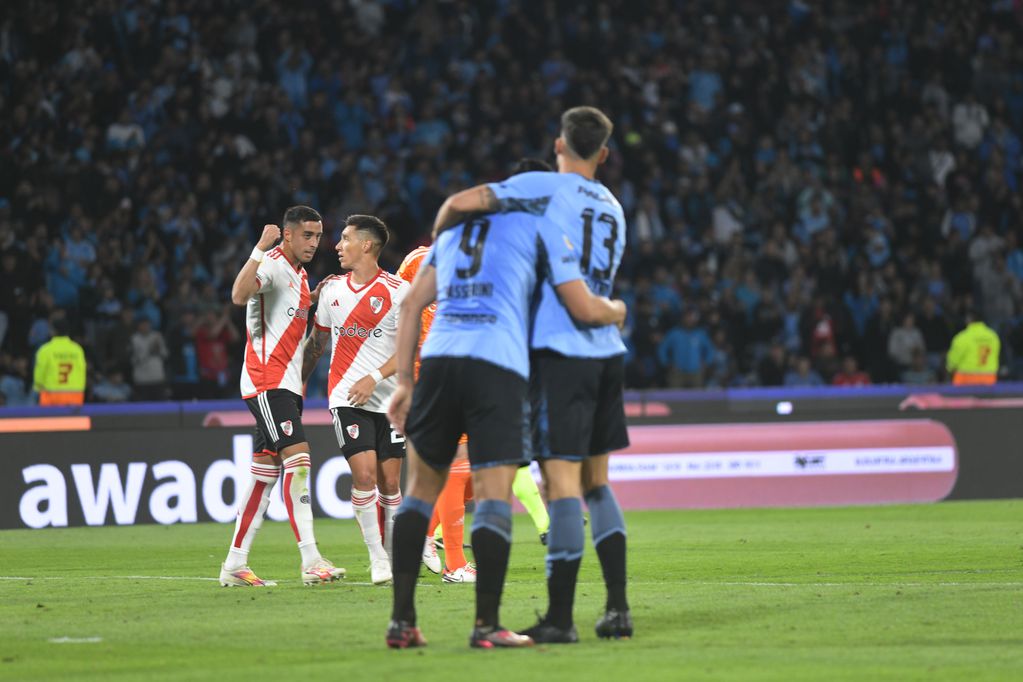 La desazón en Belgrano, tras quedar eliminado ante RIver, con el tiro del final, en cuartos de final de la Copa de la Liga. (Ramiro Pereyra / La Voz)