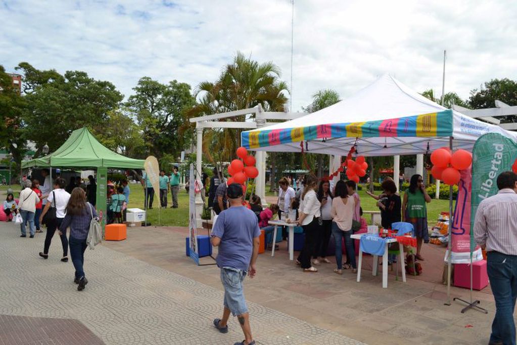 Plaza Vera, actividades de concientización y testeos gratuitos de VIH.
