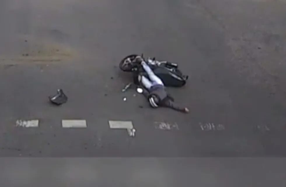 En 27 de Febrero y Necochea volvió a producirse un violento accidente vial, esta vez, entre una moto y un colectivo. (Captura de pantalla)