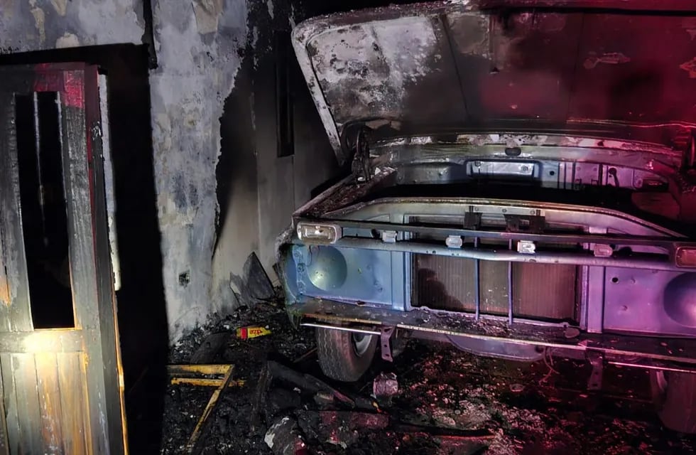 El fuego provocó daños totales en una cochera y lesiones en dos integrantes de la vivienda.