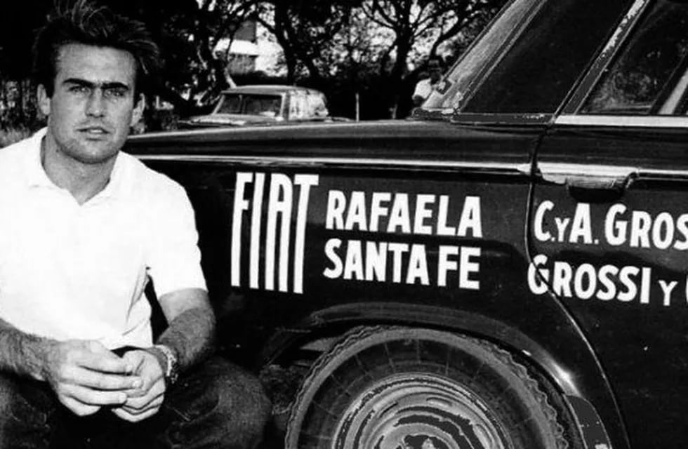 Reutemann, de 23 años, junto al auto Fiat 1500 Berlina que lo hizo debutar en el automovilismo.