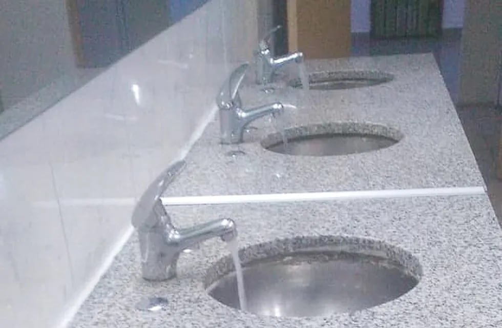 Río Grande: repararon los sanitarios vandalizados del colegio “Piedrabuena”