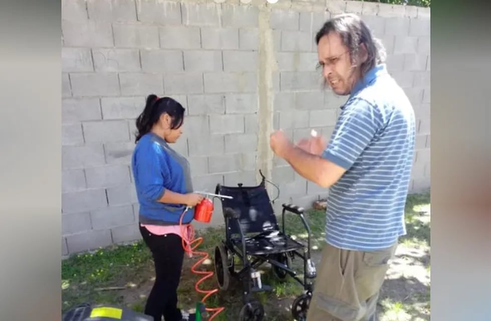 Los estudiantes del Ipet le renovaron la silla postural a una nena que vive en barrio Ciudad de los Cuartetos. (CBA24N)