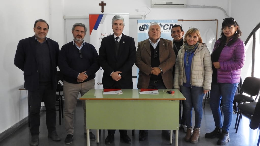 El rector Gallo Cornejo estuvo acompañado por el delegado rectoral en Jujuy de la UCASAL, Edgar González de Prada, mientras que el titular de UPCN Jujuy asistió a la firma con demás miembros de la conducción sindical.