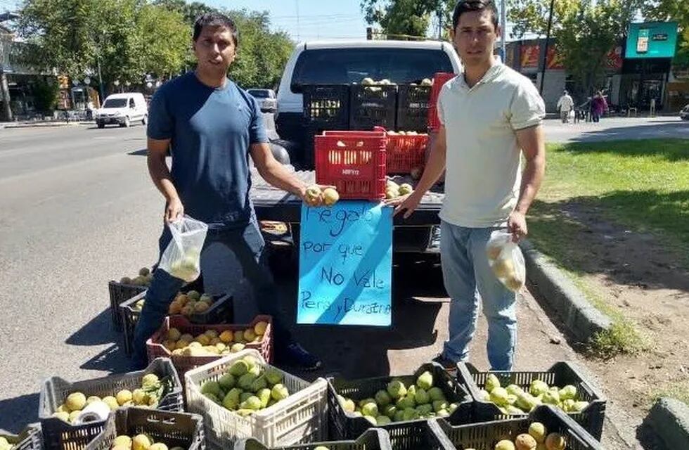 Por la crisis económica, productores del valle de Uco regalaron frutas en la plaza departamental de Tunuyán.