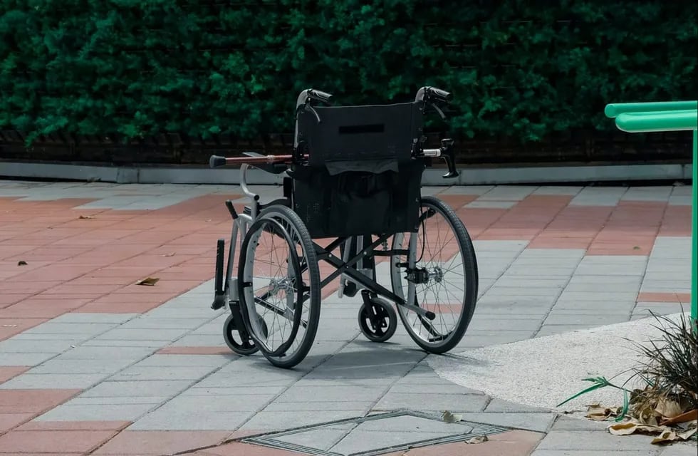 Entró a robar en silla de ruedas pero, para sorpresa de todos, huyó a pie.