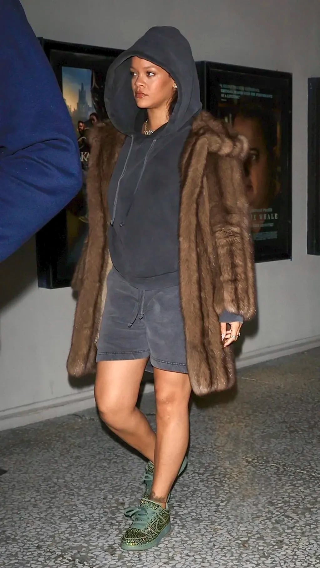 Rihanna causó sensación con su outfit.