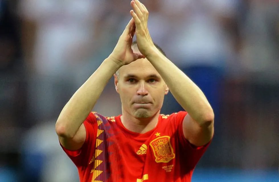 Moscow (Russian Federation), 01/07/2018.- Andres Iniesta of Spain applauds fans after the penalty shootout of the FIFA World Cup 2018 round of 16 soccer match between Spain and Russia in Moscow, Russia, 01 July 2018. Russia won 4-3 on penalties.\r\n\r\n(RESTRICTIONS APPLY: Editorial Use Only, not used in association with any commercial entity - Images must not be used in any form of alert service or push service of any kind including via mobile alert services, downloads to mobile devices or MMS messaging - Images must appear as still images and must not emulate match action video footage - No alteration is made to, and no text or image is superimposed over, any published image which: (a) intentionally obscures or removes a sponsor identification image; or (b) adds or overlays the commercial identification of any third party which is not officially associated with the FIFA World Cup) (España, Mundial de Fútbol, Moscú, Rusia) EFE/EPA/PETER POWELL EDITORIAL USE ONLY