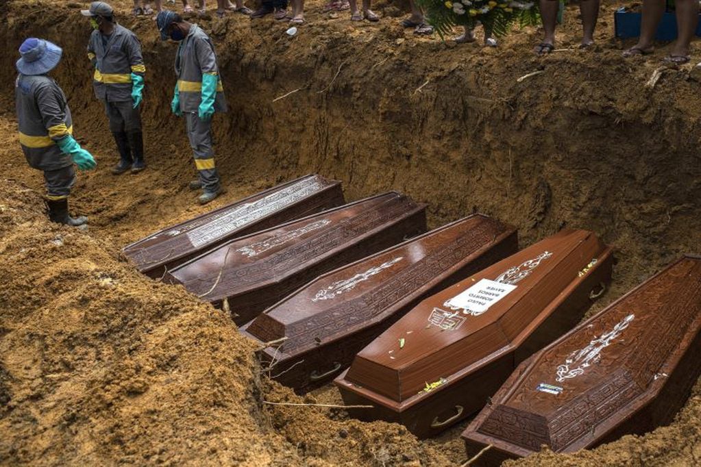 Sepultureros trabajan este martes en un entierro colectivo en el cementerio Nossa Senhora Aparecida, en la ciudad de Manaos, estado Amazonas (Brasil). (Foto:EFE / Raphael Alves)