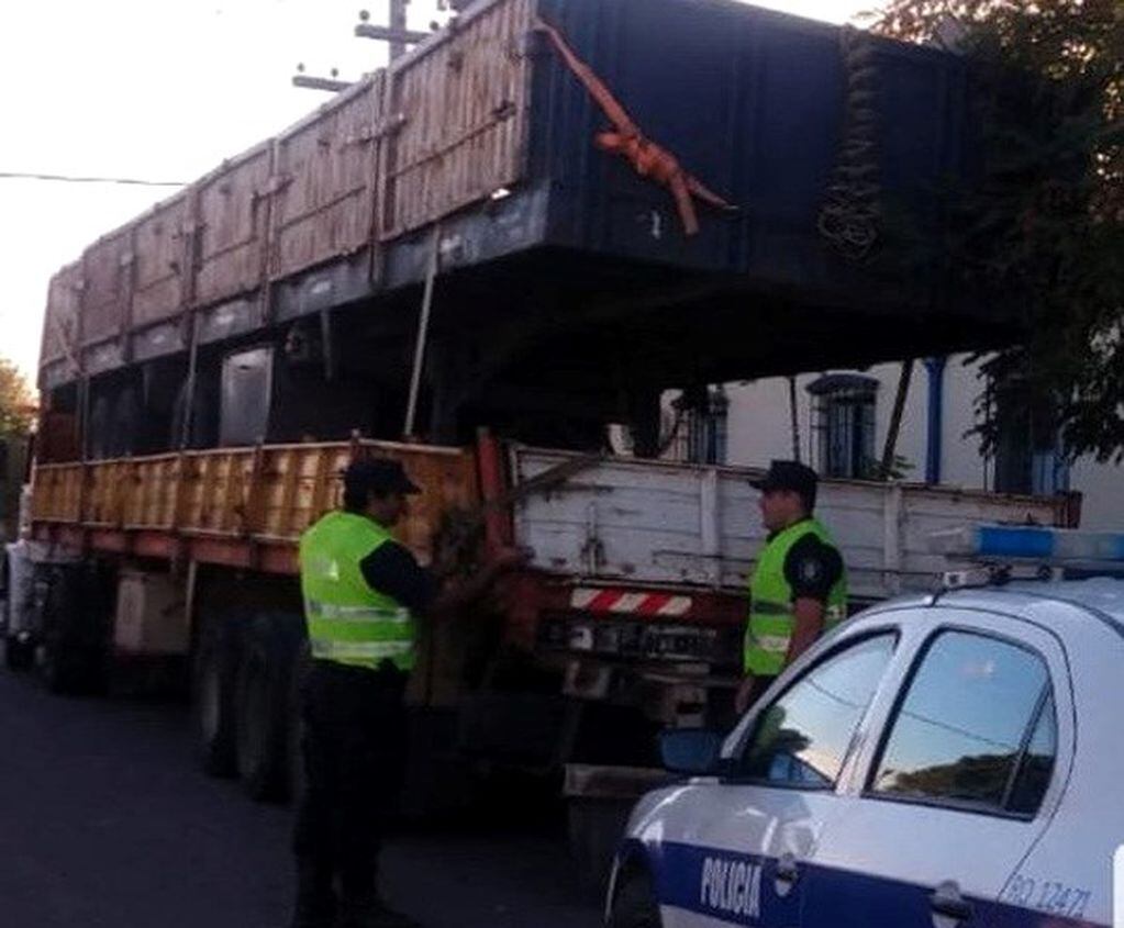 Se trata de un camión Scania semirremolque trasladando a otro que coincidía con los testimonios de uno los ocupantes de la ambulancia.