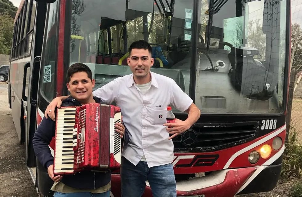 Tomás Álvarez junto al chófer de la línea 23 de Ersa, Gabriel Vitali. (Instagram)