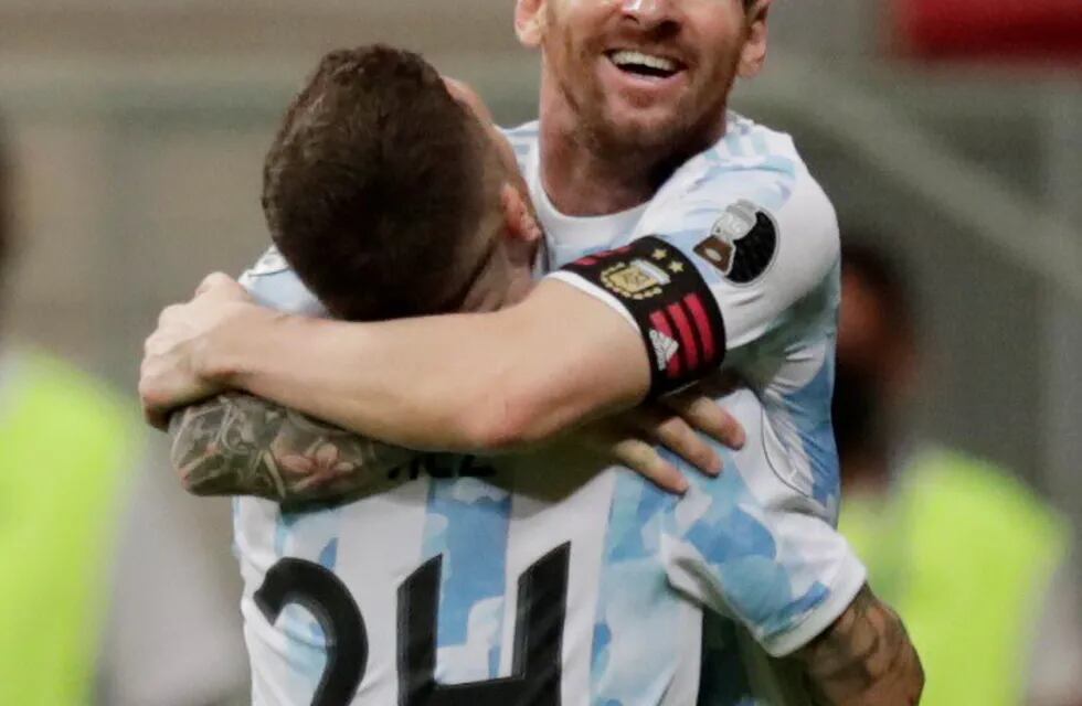 Lionel Messi celebra el triunfo de la Selección Argentina ante Paraguay, por la tercera fecha de grupos de la Copa América 2020.