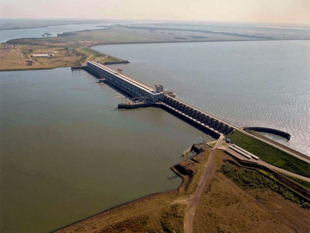 Yacyretá, represa situada entre las ciudades de Ituzaingó (Argentina) y Ayolas (Paraguay), que en julio de este año se convertirá en un nuevo paso fronterizo para transporte liviano. (CIMECO)
