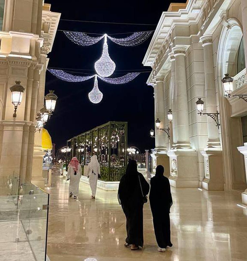 Qataríes caminando en el mall Al Hazm, frecuentado por locales.