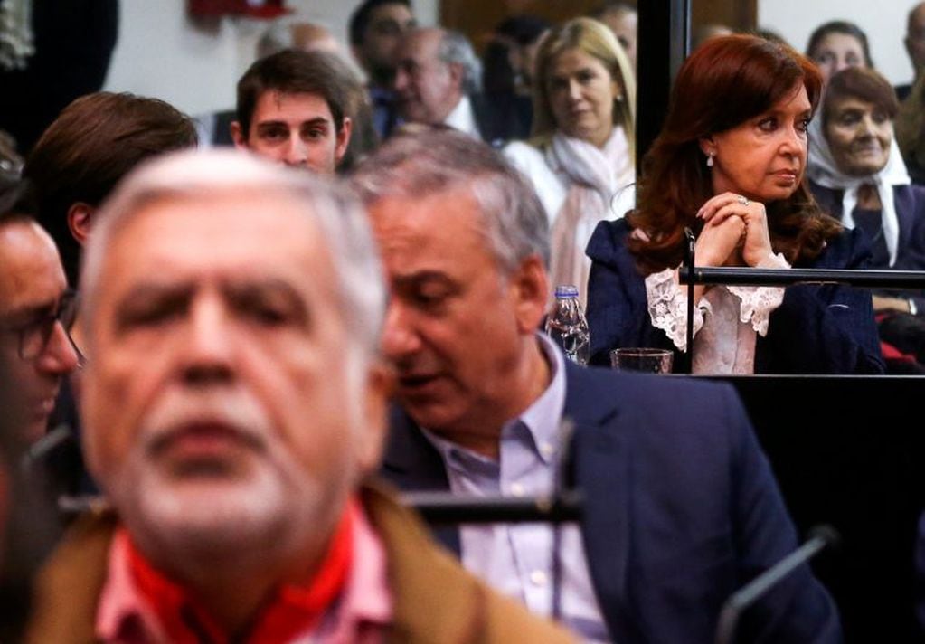 Julio de Vido y, de fondo, Cristina Kirchner, durante el juicio en Comodoro Py (REUTERS/Agustin Marcarian)