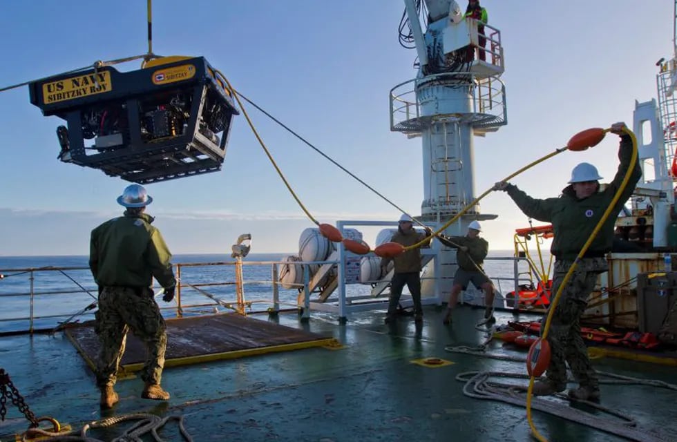 DVIDS04. At Sea (Argentina), 01/12/2017.- A handout photo made available by the Defense Video & Imagery Distribution System (DVIDS) shows sailors assigned to the Undersea Rescue Command (URC) deploying an underwater remotely operated vehicle (ROV) from the deck of the Norwegian construction support vessel 'Skandi Patagonia' at sea off Argentina, 01 December 2017 (issued 02 December 2017). The U.S. Navy's only submarine rescue unit URC was mobilized to support the Argentine government's search and rescue efforts for the Argentine Navy diesel-electric submarine 'A.R.A. San Juan'. The Argentinian Navy and the Ministry of Defense in Buenos Aires announced on 01 December, it will continue with the search of the submarine, which disappeared 15 days ago, but will no longer continue with with the rescue operation of the submarine's 44 crew members. (Estados Unidos) EFE/EPA/Petty Officer 2nd Class Derek Harkins / HANDOUT HANDOUT EDITORIAL USE ONLY